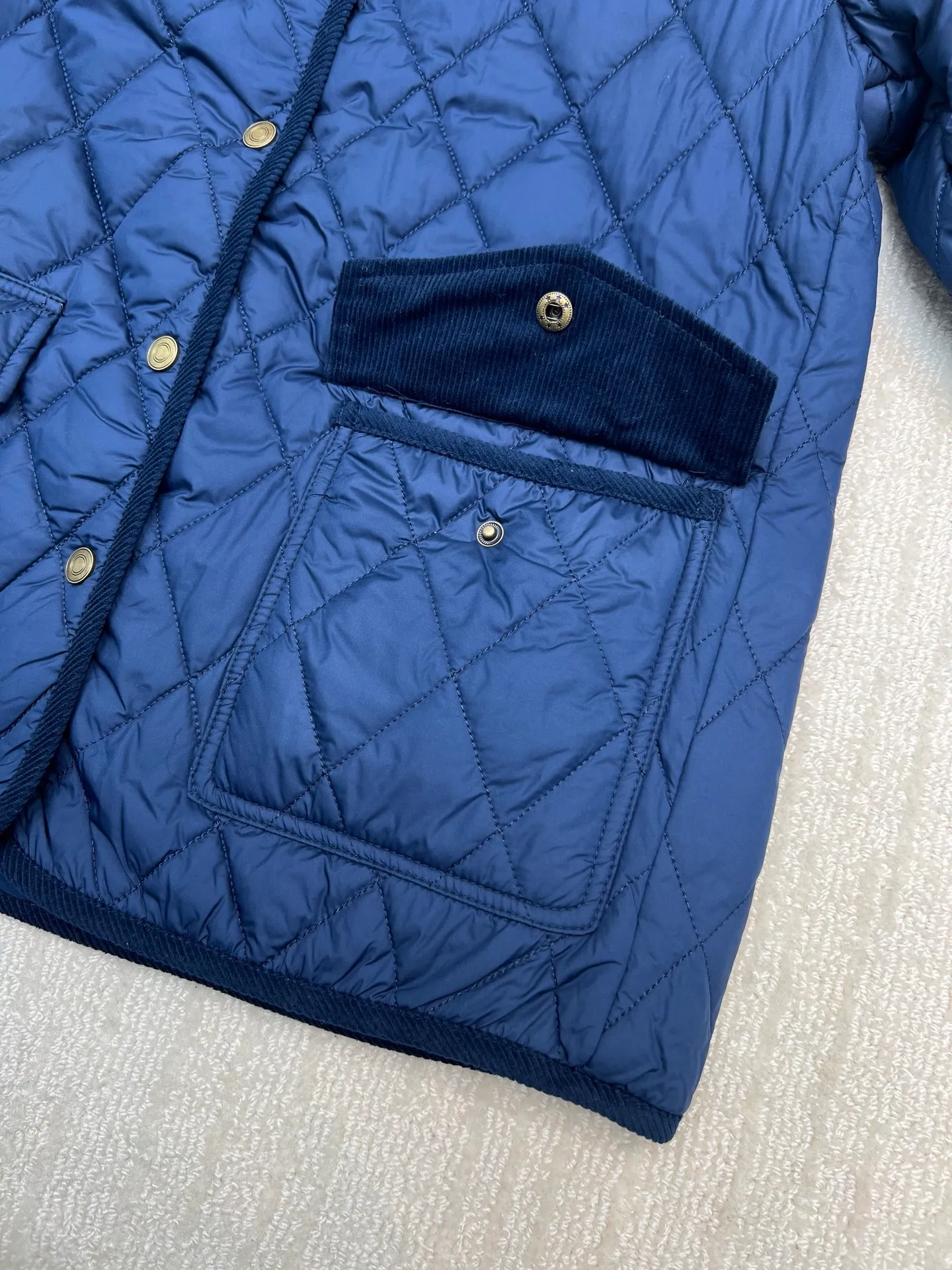 P350 Ralph Lauren logo embroidered diamond plaid corduroy cotton jacket. Exquisite small logo embroidery on the chest, corduroy color-blocked lapels, pocket design showing details, customized accessories, complete with three standards. Size: S M L XL